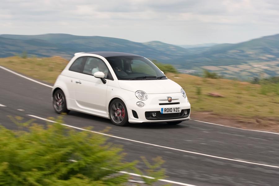  Abarth 500C 2010 года  (UK) (фото 12 из 32)